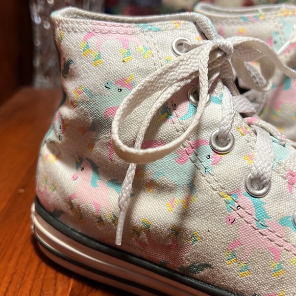 Converse Girls Pink & Blue Unicorn Print on white canvas qtr top sneakers. - Picture 2 of 9